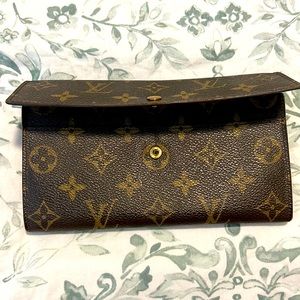 LV wallet preloved.